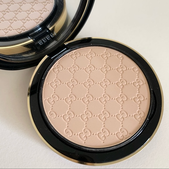 Hold Gucci luxe monogram finishing powder and brush - Picture 7 of 16
